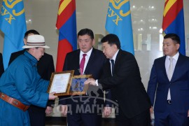 Өвөрхангай аймгийн Бат-Өлзий сумын “Орхоны хурд” МСУХ-ны төлөөлөгчид шагналаа гардан авч байгаа нь