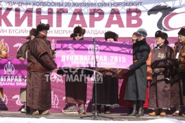 Батламж гардуулж буй нь