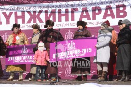 Батламж гардуулж буй нь