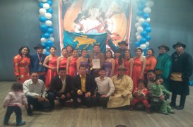 10 жилтэйгээ золгоод буй 