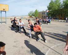 10 жилтэйгээ золгоод буй 