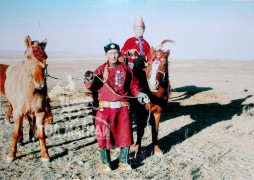Аймгийн Алдарт уяач Ш.Бат-Очир: Нэг жилийн наадамд уясан бүх морио түрүүлгэж, айрагдуулсан
